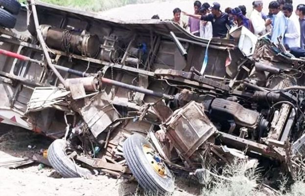 1 person died 15 injured in accident between passenger coach and trailer