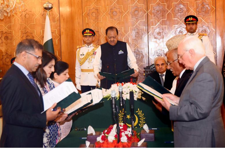 Six-member federal cabinet takes oath in Islamabad
