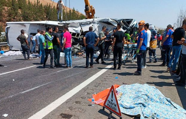 bus crashes at accident site in Turkey