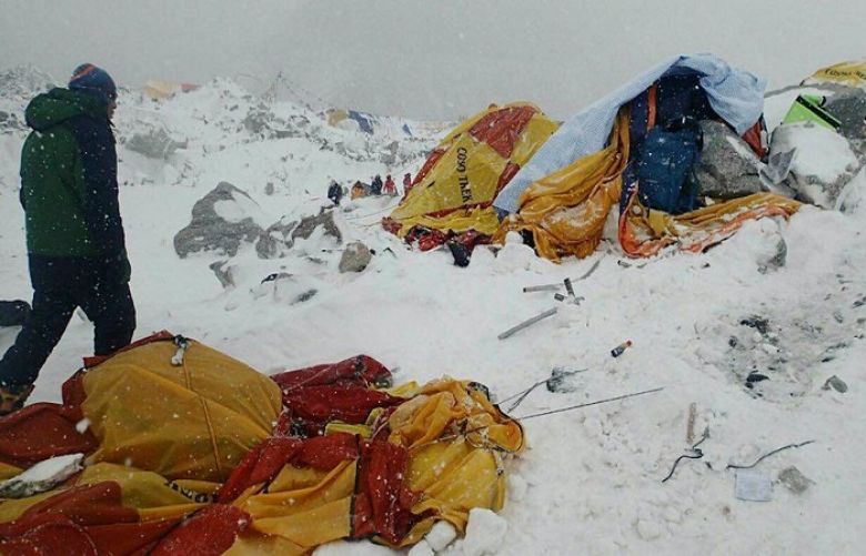 Heavy snow hampers search for missing trekkers in avalanche