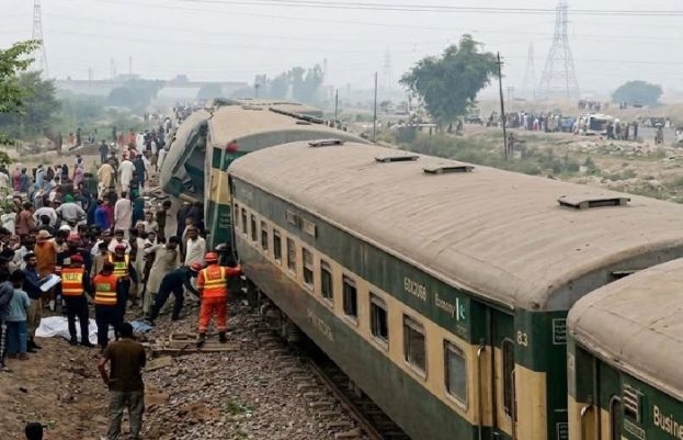 At least six killed, 30 injured as Rehman Baba Express derails in Multan