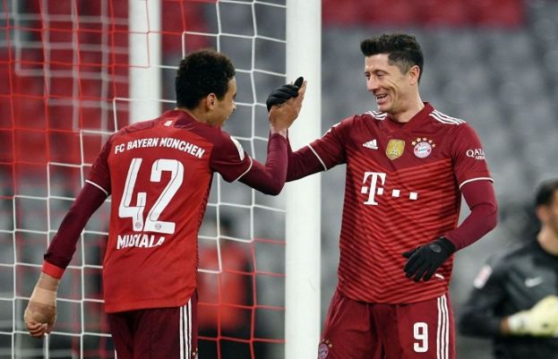 Lewandowski bags record as Bayern extend lead