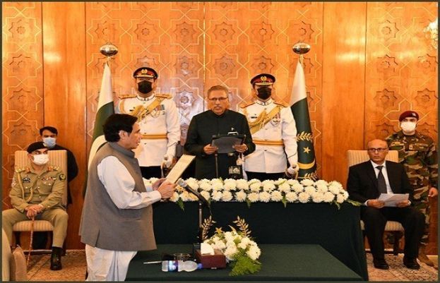 President Alvi administers oath to Pervez Elahi as CM Punjab