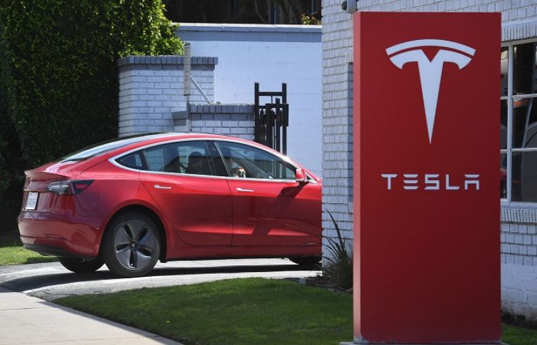Tesla backtracks on store closures, plans top-end price rise