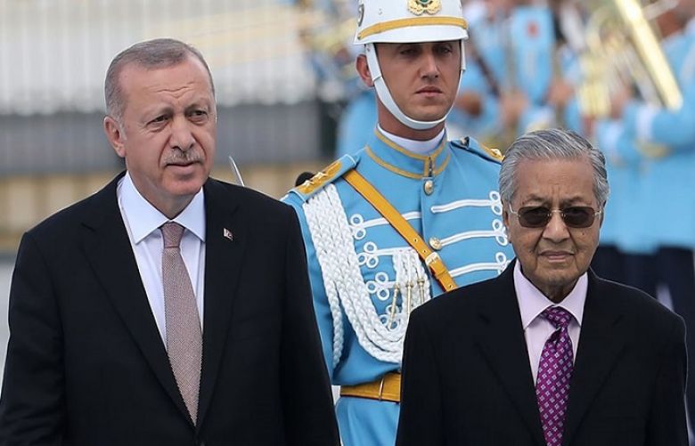 Malayasia&#039;s Primer Mahathir Mohammad (R) and Turkey&#039;s President Tayyip Erdogan (L)