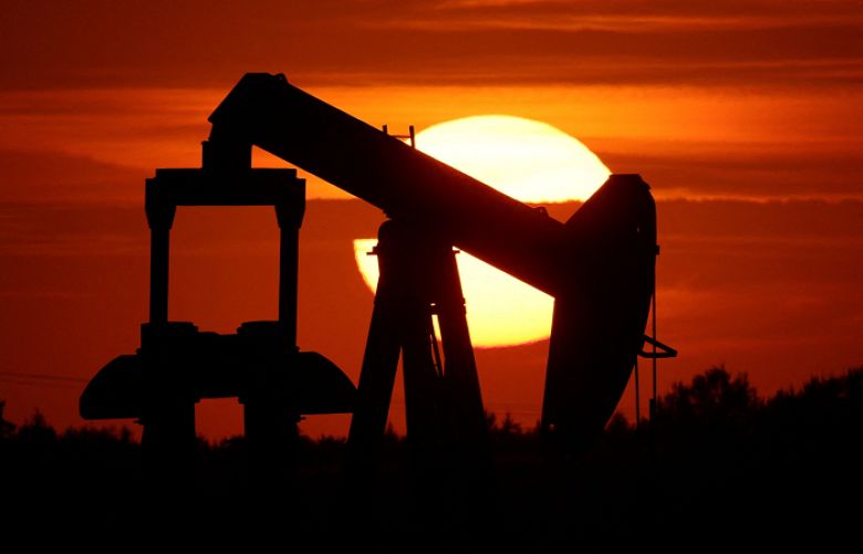 Oil prices fall amid strong dollar and weak demand