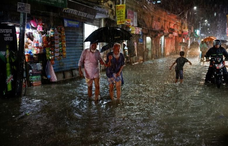 Cyclone lashes Bangladesh killing nine, flooding low-lying areas