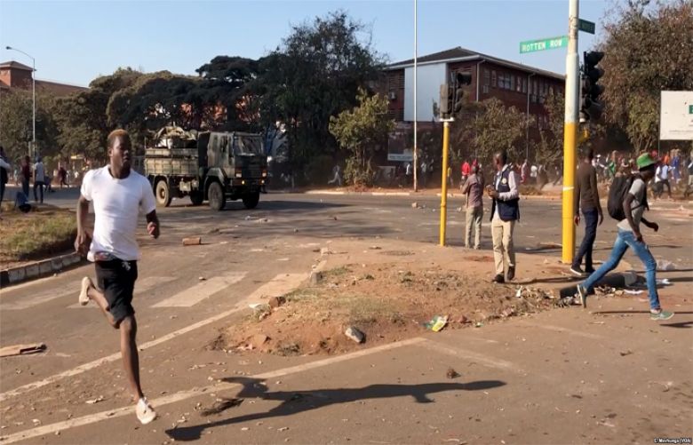 Zimbabweans flee as soldiers arrive to disperse protesters in Harare, Aug. 1, 2018.