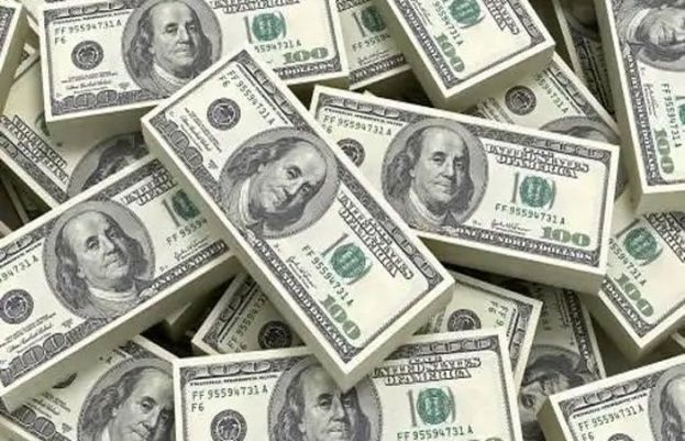 Dollar touches new all-time high at Rs176 in interbank trade