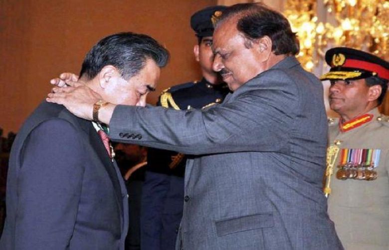 President Mamnoon confers ‘Hilal-e-Pakistan’ on Chinese FM
