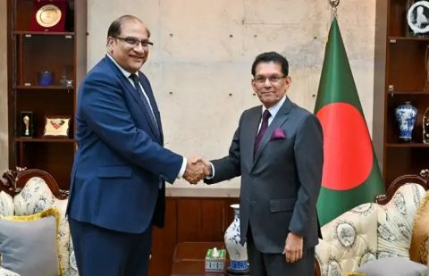 Pakistan Holds First Diplomatic Meeting with Bangladesh’s New Government