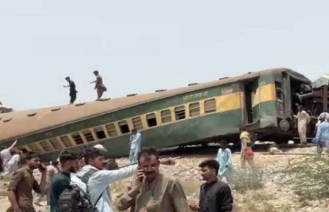 At least 50 injured as 10 Hazara Express bogies derail near Nawabshah