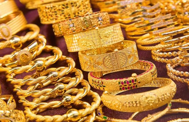 Gold prices decline Rs 800 per tola