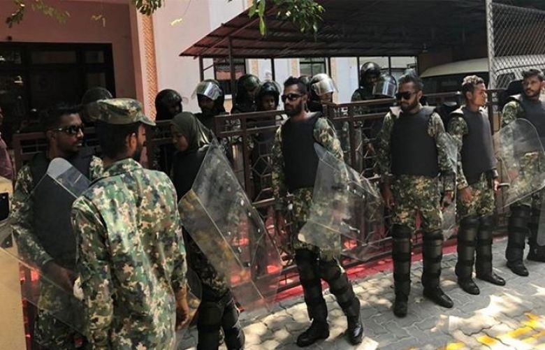 Maldives army seals off parliament