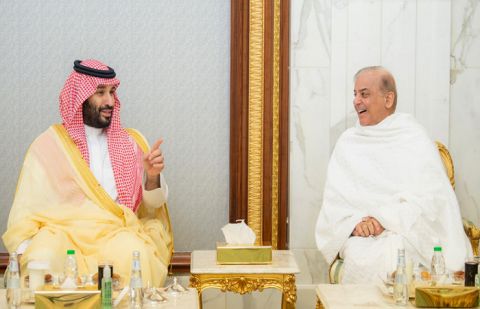Prime Minister Shehbaz Sharif meets Saudi crown prince in Makkah