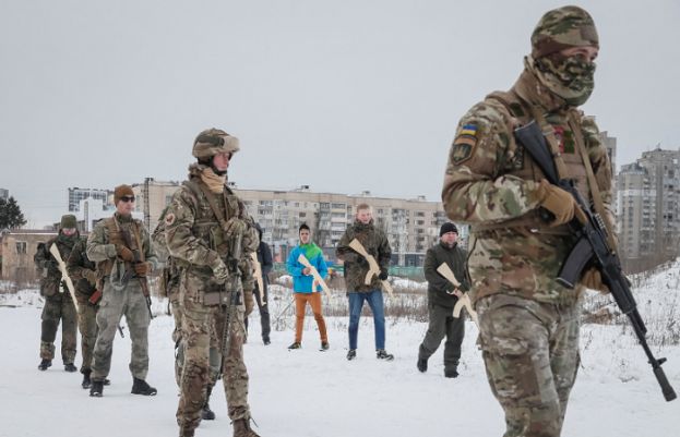 Ukraine plays down invasion fears, but US sounds alarm