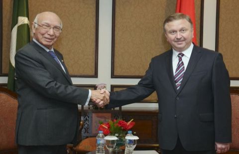Sartaj Aziz and Belarus PM Andrey Kobyakov