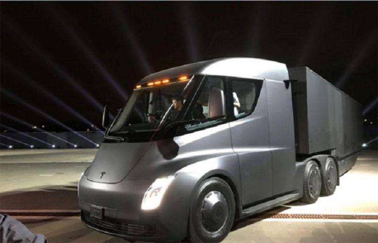  Tesla unveils electric big-rig truck, sporty Roadster