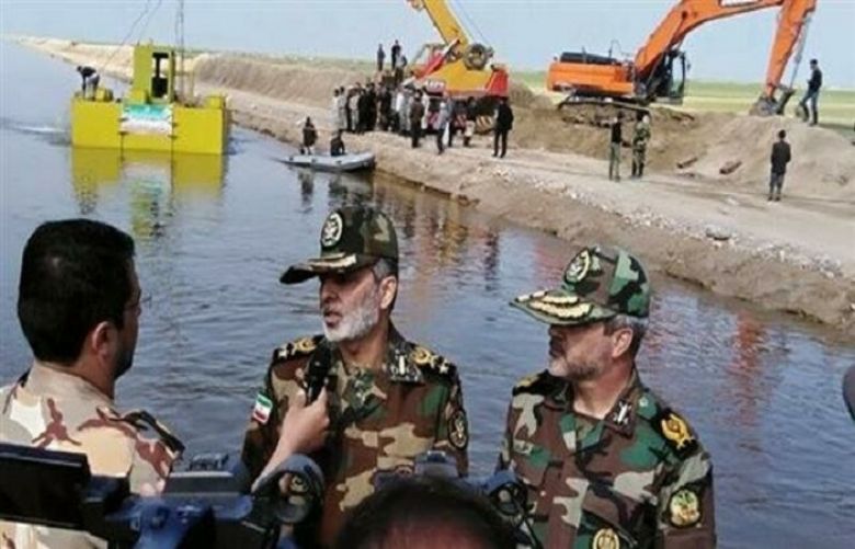 Iran Army deploys heavy-duty dredger to flood-hit province