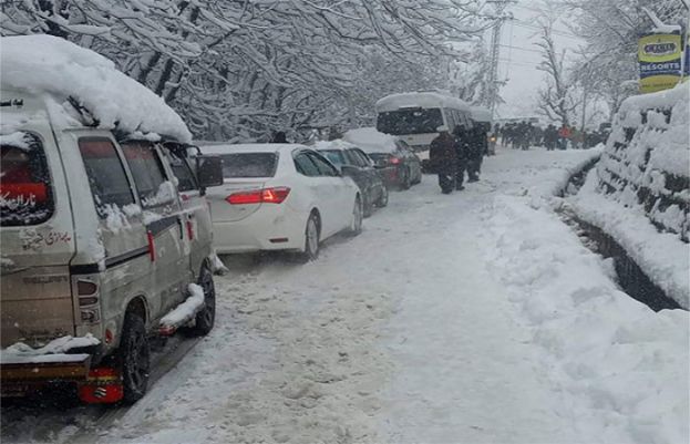 Snowfall in Murree, Heavy rain in Lahore paralysing life in Punjab