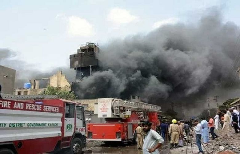Firefighters battle huge factory blaze in NorthKarachi