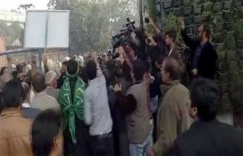 PML-N supporters clash with police as NAB produces Shehbaz before AC