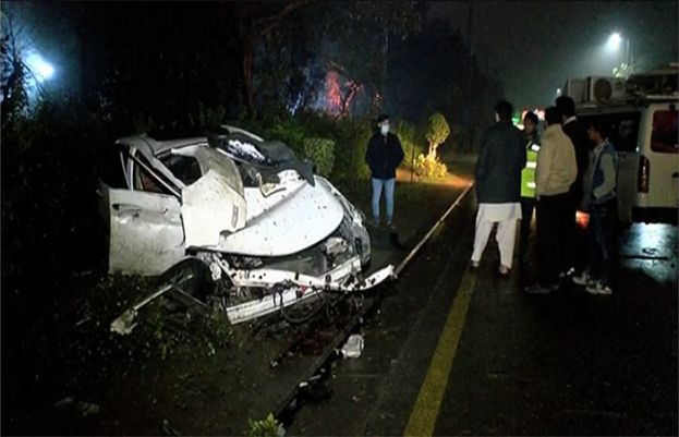  Terrible accident in Lahore as car hits electric poll 