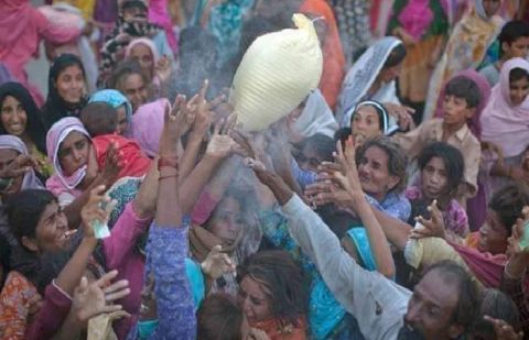 One dies in Mirpurkhas stampede as flour crisis turns ugly