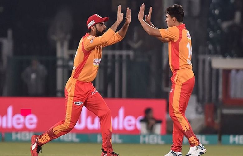 Islamabad United beat Lahore Qalandars by 1 wicket in scintillating contest