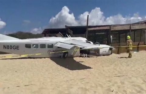 Skydivers’ plane kills man on Mexico beach during emergency landing