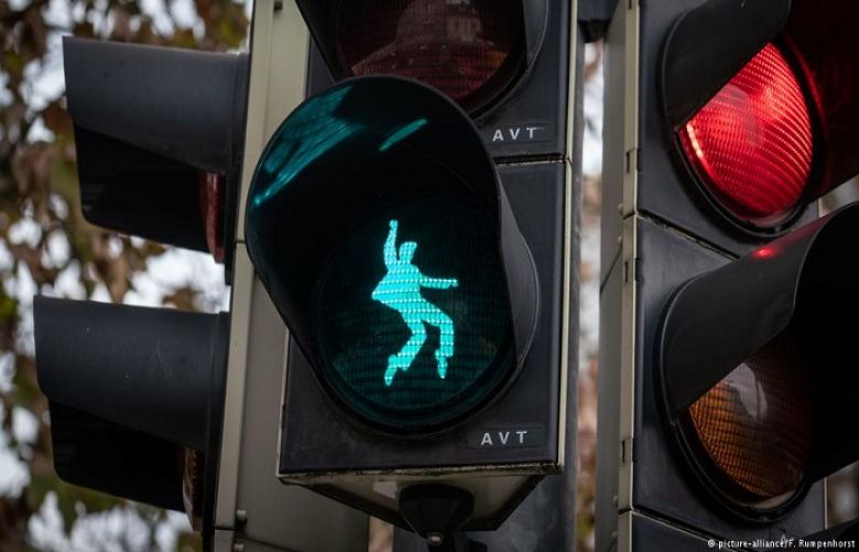 Elvis swinging his hips in one of the traffic lights in Friedberg