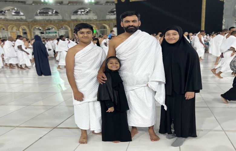 Mohammad Hafeez performs Umrah with family