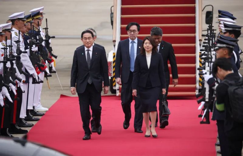 جاپانی وزیر اعظم نے شمالی کوریا کی دھمکی کے درمیان تعلقات کو فروغ دینے کے لیے جنوبی کوریا کا دورہ کیا – SUCH TV