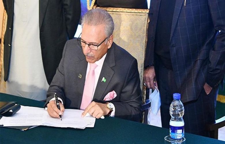  President Alvi signs EVM bill passed by Parliament