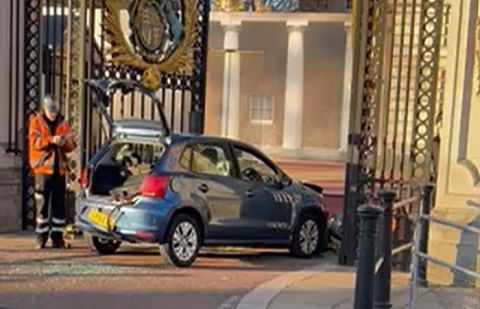 Man arrested for crashing car into Buckingham Palace gates