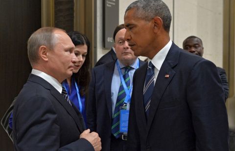 US President Barack Obama has held a brief meeting with his Russian counterpart Vladimir Putin 