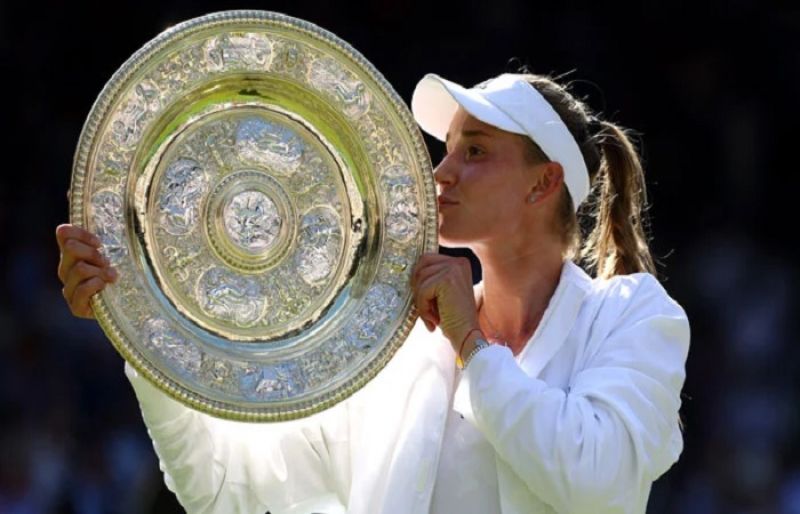 Photo of Elena Rybakina powers past Ons Jabeur to Wimbledon title