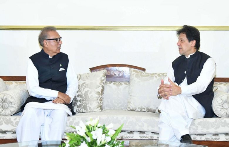 President Alvi reaches Lahore&#039;s Zaman Park to meet Imran Khan