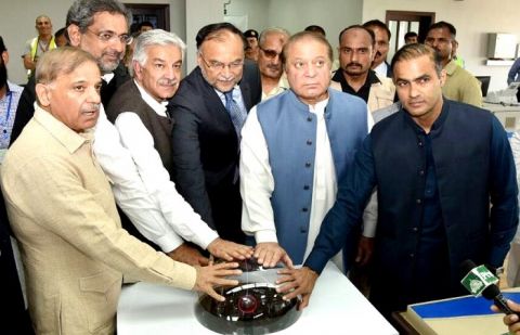 PM Nawaz Sharif inaugurating the power supply from Haveli Bahadur Shah Power Plant at District Jhang on 7 July 2017.