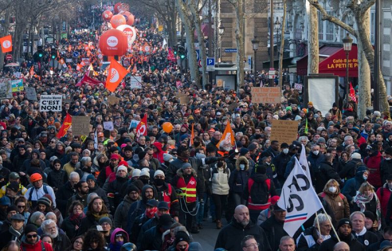 Political tensions, new protests over French pension bill - SUCH TV