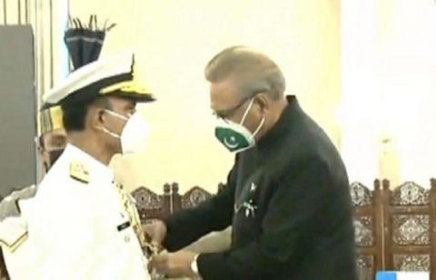 President Dr. Alvi awarding Naval Chief