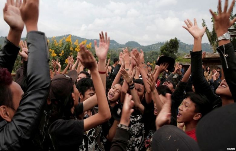Punk community members dance during a punk music festival in Bandung, Indonesia West Java province, March 23, 2017. 