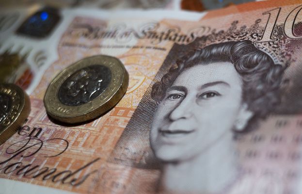 UK pound plummets amid recession fears
