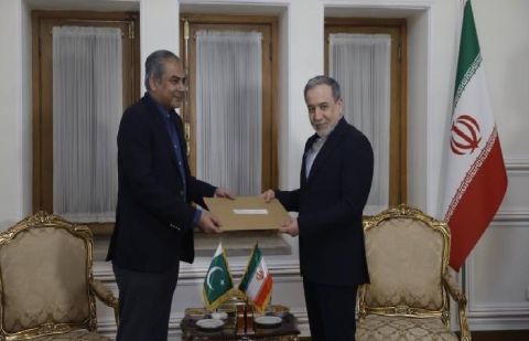Araghchi receives Pakistani PM’s special message to Ayatollah Khamenei