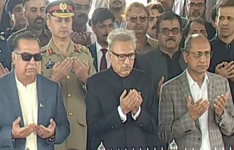 President Alvi visits Quaid&#039;s mausoleum in Karachi