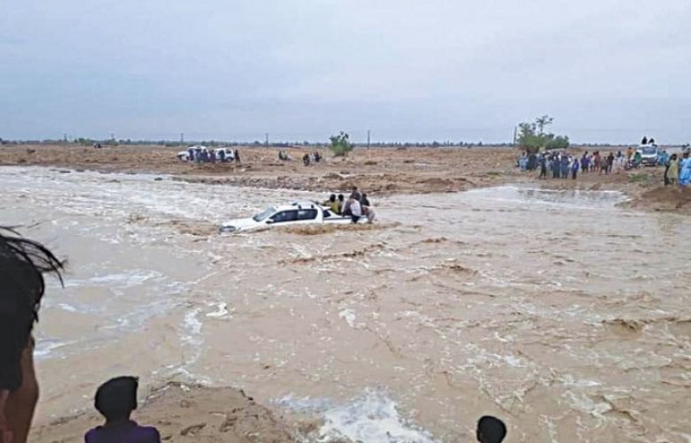 The flash floods injured seven people and caused damage to 861 houses