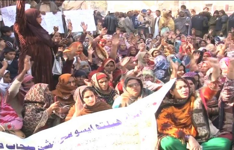 Lady Health Workers stage protest outside SC Lahore registry