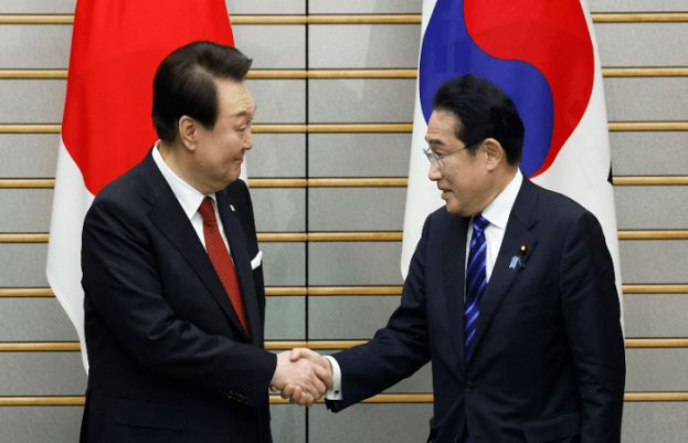 Japan, South Korea hail thaw after summit