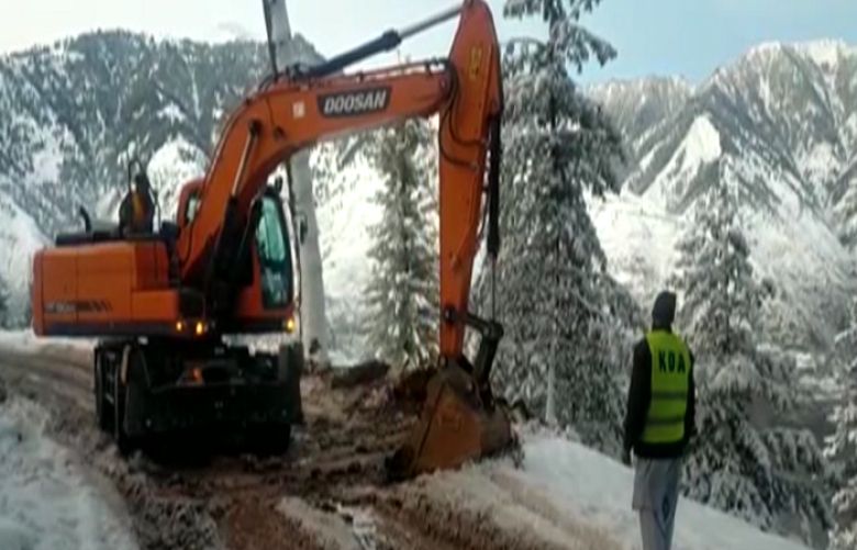 Major roads  in Murree cleared after removing snow