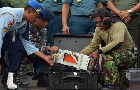 Indonesian experts put the FDR (Flight Data Recorder) of AirAsia flight